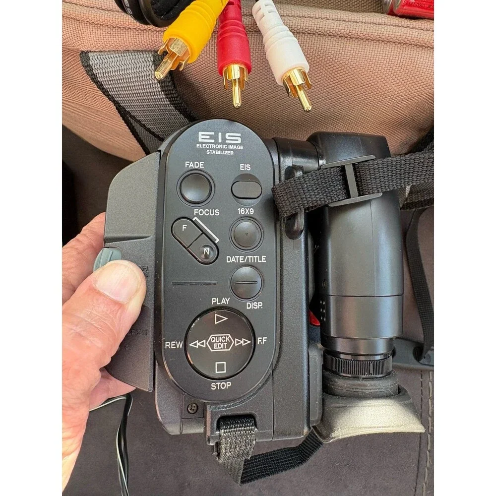Hitachi VM-E625LA 8mm Video Camcorder Camescope 24x Zoom Color LCDScreen Bundle